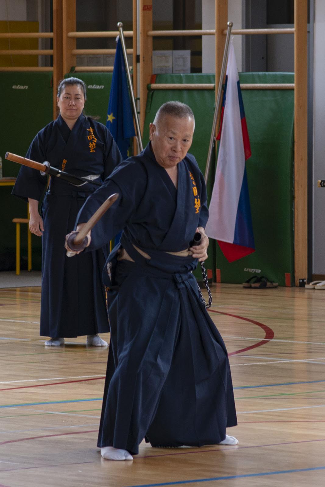 Velemojster Sekiguchi Komei v pozi Katate-Kesa
